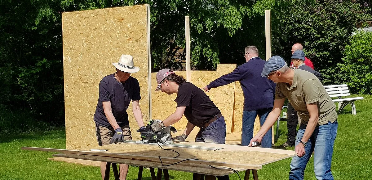 Teilnehmende des Männertreffs beim Bau der Event-Kirche 2023